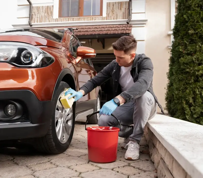 Lavage auto à domicile Ychoux : professionnel intervenant sur un véhicule